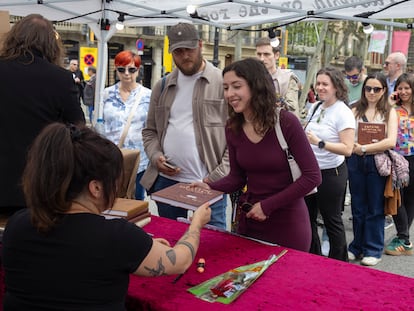 Cues per aconseguir una firma de Flavita Banana al passeig de Gràcia.