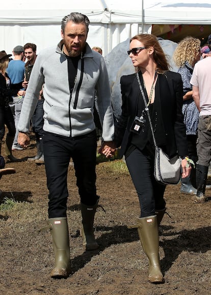  Alasdhair Willis, director creativo de la marca desde 2013 hasta 2020, junto a su esposa, la dise?adora Stella McCartney, en el festival de Glastonbury del a?o 2014. 