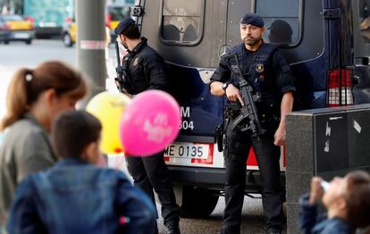 Dos agentes de los Mossos d'Esquadra vigilan en las proximidades del Parlament.