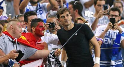 Varios españoles llegados a Oporto para ver a Casillas se fotografían con él después de la victoria contra el Estoril.