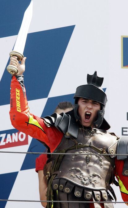  Jorge Lorenzo celebra en el podio, vestido de gladiador, su victoria en la carrera de 250 cc del Gran Premio de San Marino de Motociclismo, clebrado en el circuito Misano Adriatico (Italia), el 2 de septiembre de 2007.