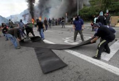 Los mineros cortan con una barricada el tráfico en Aller (Asturias). EFE/Archivo