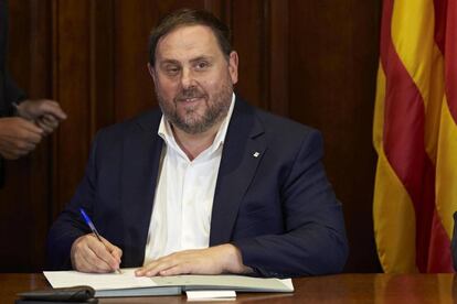 El vicepresidente Oriol Junqueras firma la convocatoria de referéndum tras la aprobación en el Parlament.