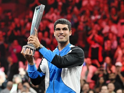 LAS VEGAS, NEVADA - MARCH 03: Carlos Alcaraz holds the trophy after winning The Netflix Slam, a live Netflix Sports event at the MGM Resorts | Michelob Ultra Arena on March 03, 2024 in Las Vegas, Nevada. (Photo by Candice Ward/Getty Images for Netflix © 2024)