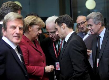 La canciller alemana, Angela Merkel, conversa con el presidente francés, Nicolas Sarkozy, en Bruselas.