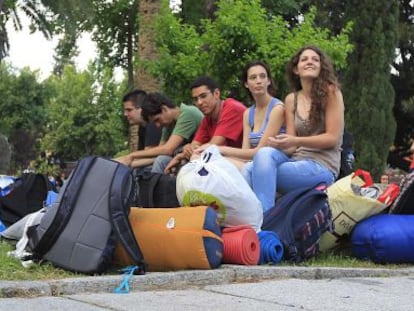 Alumnos preparados para pasar la noche en el rectorado de la US.