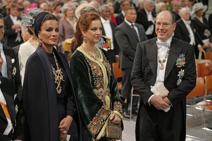 Sheikha Moza bint Nasser esposa del Emir de Catar (i) junto a la princesa Lalla Salma de Marruecos y el príncipe Alberto de Mónaco durante la ceremonia de investidura del rey Guillermo de Holanda.