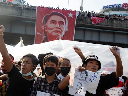 Protestas ayer en Myanmar contra el golpe de Estado.
