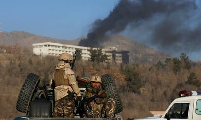 Fuerzas de seguridad afganas en los alrededores del hotel Intercontinental de Kabul, el pasado domingo.