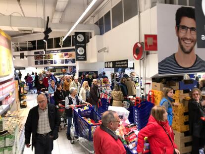 Largas colas para pagar en las cajas registradoras. En España se reproducen las escenas de los supermercados italianos, que se llenaron en los pasados días ante el avance de la epidemia.