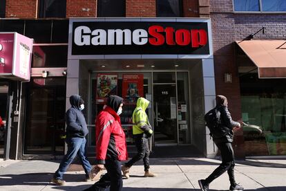 Una tienda de GameStop en Brooklyn. La cadena, a punto de cerrar sus puertas por quiebra, creció vertiginosamente en bolsa después de que una serie de nostálgicos de los videojuegos se coordinasen para inflar su valor.