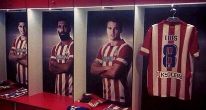 El vestuario del Atl&eacute;tico de Madrid homenajea a Luis Aragon&eacute;s.