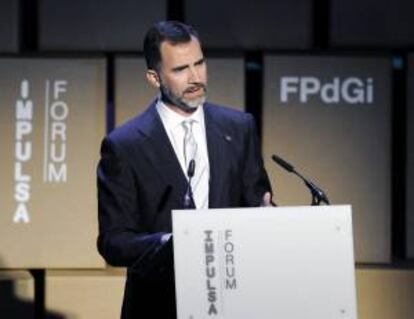 El príncipe Felipe pronuncia unas palabras durante la entrega de los premios de la Fundación Príncipe de Girona (FPdGi), ayer en Girona.