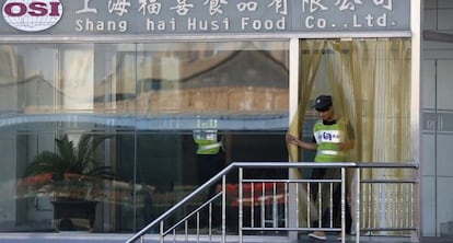 Un hombre sale de la proveedora de comidas cárnicas Shanghai Husi Food.