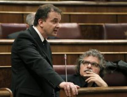 El portavoz de ERC en el Congreso, Alfred Bosch (i), junto al diputado de ERC, Joan Tardá (d), en el Congreso de los Diputados. EFE/Archivo