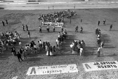 Miembros de Gesto por la Paz reclaman en 1996 en la playa de Zarautz, custodiados por la Ertzaintza ante la amenaza de una concentración contraprogramada por grupos <i>abertzales,</i> la liberación del funcionario de prisiones secuestrado por ETA José Antonio Ortega Lara.