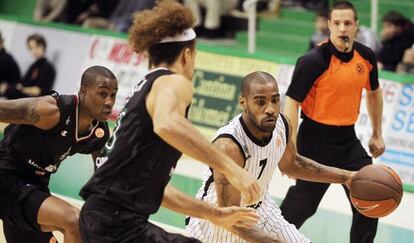 Aaron Jackson escapa del jugador del Siena Shaun Stonerook durante el primer encuentro de la Euroliga.