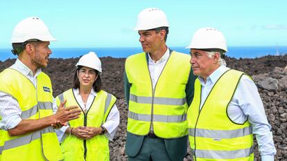 El presidente del Gobierno, Pedro Sánchez (segundo por la derecha), junto a la ministra de Sanidad, Carolina Darias , y el presidente del Cabildo de La Palma, Mariano Hernández (a la izquierda), este martes durante su visita a las obras de la nueva carretera de la zona norte, conocida como carretera de La Costa (Tazacorte).
