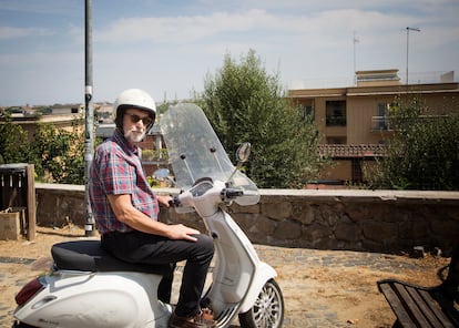 "El sol del futuro' es un balance de la primera parte de mi carrera, que ha durado 50 años… ahora empieza la segunda”, dice el director italiano, retratado en su vespa en Roma.