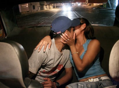 <i>Las calles de Monterrey, México 2009</i> y, abajo, otra fotografía de Óscar Fernando Gómez.