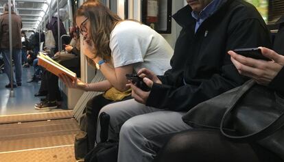 Al metro o l'autobús, enlloc de mirar els batecs de la vida, hom juga amb el mòbil.