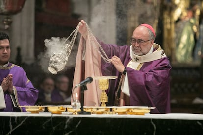 El Arzobispo de Oviedo, Jesús Sanz Montes, durante la misa exequial del funeral por el arzobispo emérito Gabino Díaz Merchán, en la Catedral de Oviedo, en 2022.