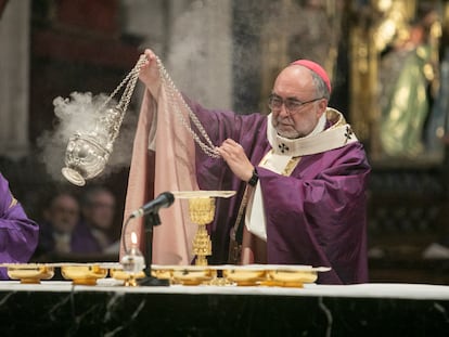 El Arzobispo de Oviedo, Jesús Sanz Montes, durante la misa exequial del funeral por el arzobispo emérito Gabino Díaz Merchán, en la Catedral de Oviedo, en 2022.