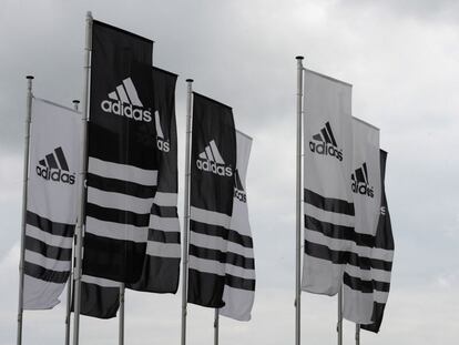 Las banderolas de Adidas frente a la sede de la empresa en Herzogenaurach (Alemania).