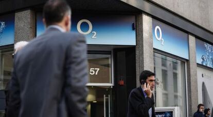 Una tienda de O2 en Londres. / SIMON DAWSON (BLOOMBERG)