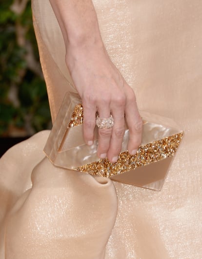 Detalle del 'clutch' de Anna Gunn.