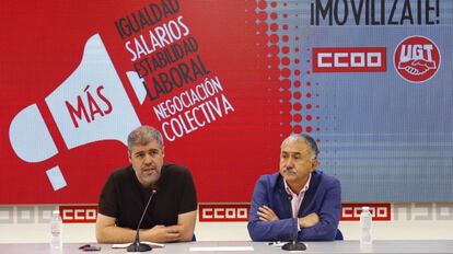 Los secretarios generales de UGT y CCOO, Pepe Álvarez (d) y Unai Sordo, durante una rueda de prensa la semana pasada.