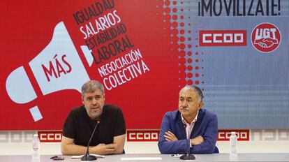 Los secretarios generales de UGT y CCOO, Pepe Álvarez (d) y Unai Sordo, durante una rueda de prensa la semana pasada.