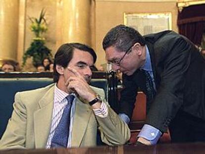José María Aznar se mostró afectuoso ayer con Alberto Ruiz-Gallardón. PLANO MEDIO - ESCENA