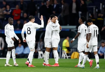 Kylian Mbappé celebra con sus compañeros tras marcar el cuarto gol del Real Madrid ante el Salzburgo este miércoles.