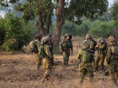 Soldados de infantería israelíes, cerca de la franja de Gaza. 