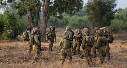 Soldados de infantería israelíes, cerca de la franja de Gaza. 