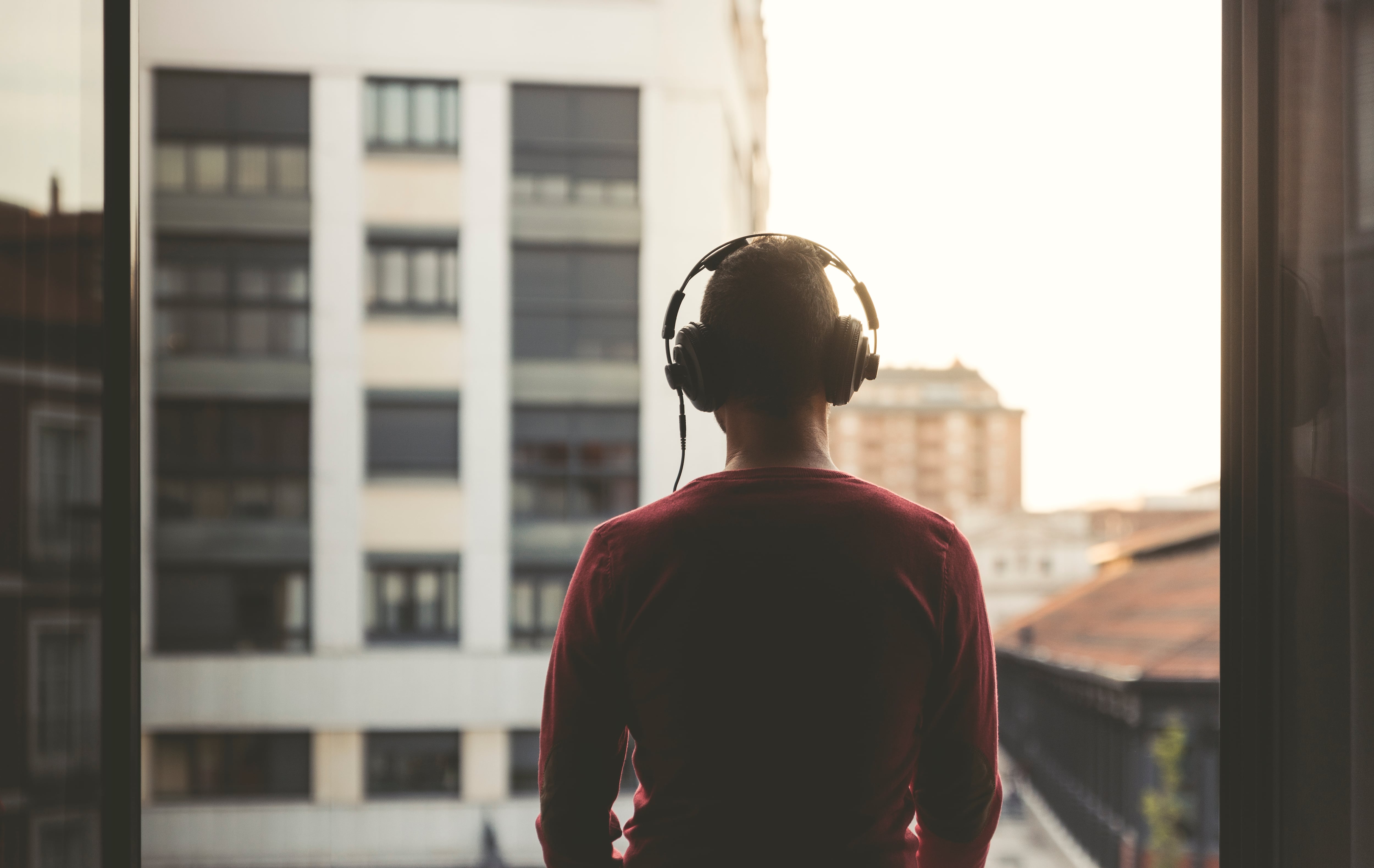 ¿Por qué nos cuesta tanto quitarnos los auriculares y quedarnos a solas con nuestros pensamientos?