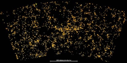 El supercúmulo de Sarasvati, en el centro de la imagen, rodeado otras galaxias.