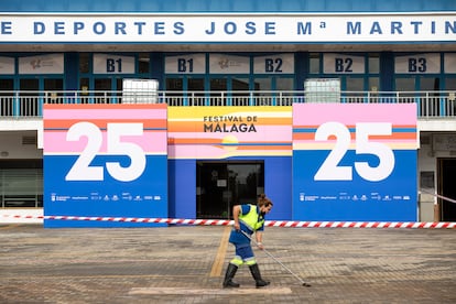 Limpieza en la puerta del pabellón José María Martín Carpena el día antes de la gala inaugural. / García-Santos