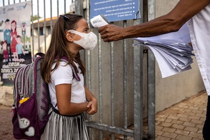 Temperatura de uma estudante é medida em seu primeiro dia de aula em Ashkelon, Israel, em 1º de setembro.