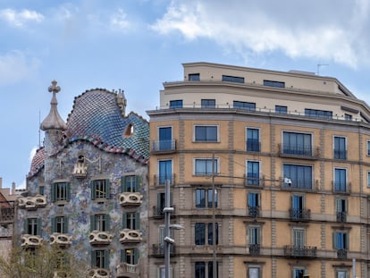 Remonte de un edificio de Barcelona, en paseo de Gràcia con Aragó.