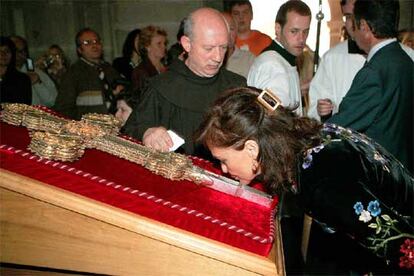 La ministra de Cultura, Carmen Calvo, besa el Lígnum Crucis, ayer en Liébana.