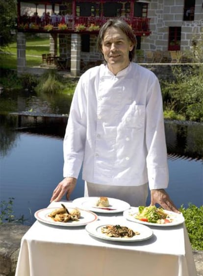 El restaurador Ángel Rodríguez, en la terraza de su restaurante de Allariz.