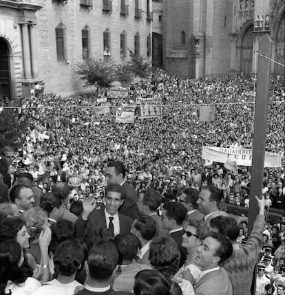 El ciclista Federico Martín Bahamontes, desde el Balcón del Ayuntamiento de Toledo, saluda a los vecinos durante su nombramiento como Hijo Predilecto de Toledo, el 20 de septiembre de 1959.