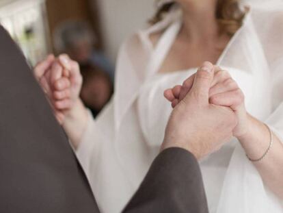 Una pareja durante su boda.