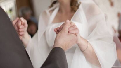 Una pareja durante su boda.