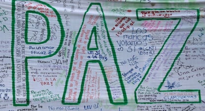 Pintada a favor de la paz en una pared situada frente al Congreso de Colombia.