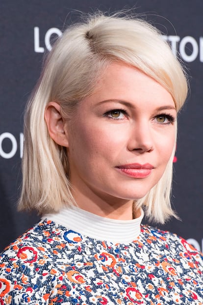  

	Melena despeinada. Michelle Williams apuesta por la naturalidad del pelo suelto. Ni plancha ni rizador, déjalo secar al aire.