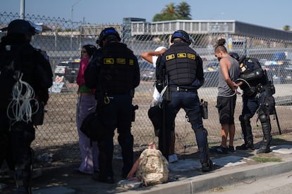 Agentes de la Patrulla de Carreteras de California detienen a manifestantes durante una protesta contra las redadas migratorias, el pasado 14 de junio.