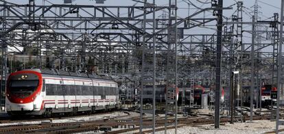 Un tren de Renfe en la estación de Chamartín.